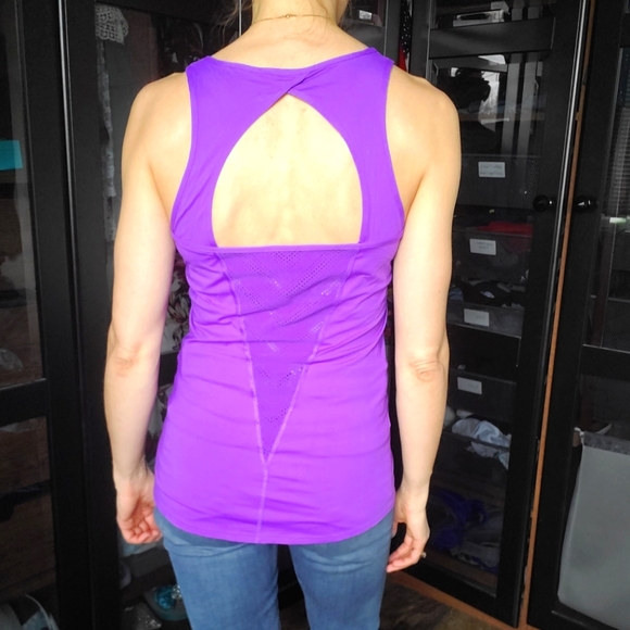 🥿2/$40 Under Armour fuscia tank with open back - Picture 1 of 3